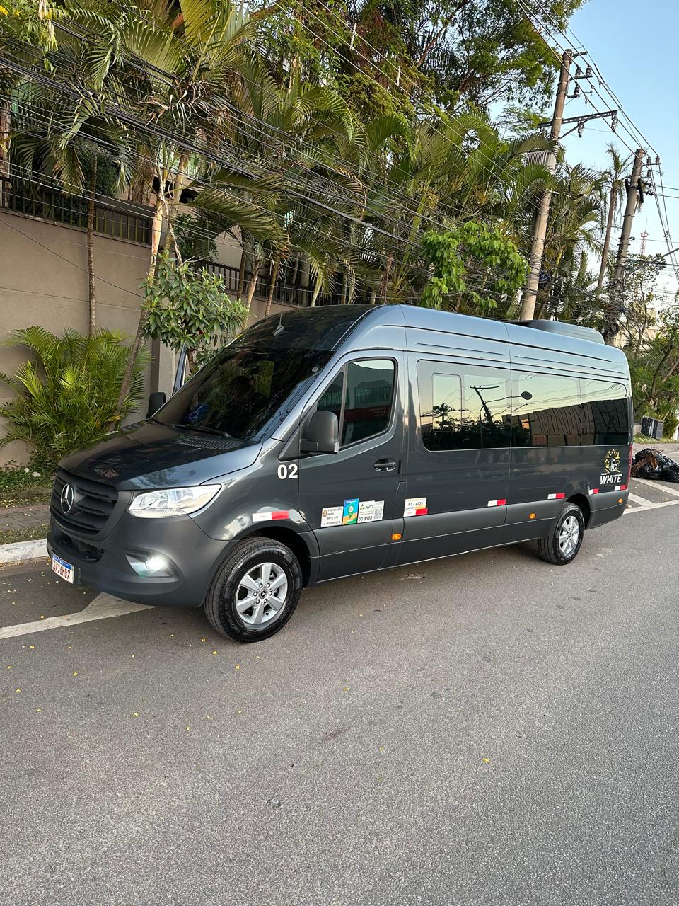 Van executiva Trans White pronta para o embarque